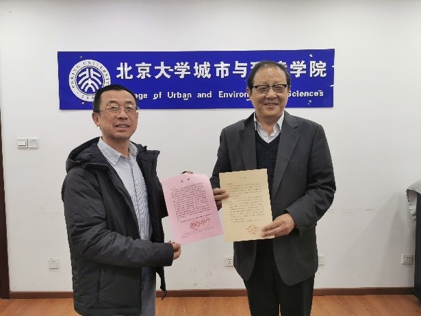 劉耕年代表學校接受侯仁之星命名公報和賀信.jpg