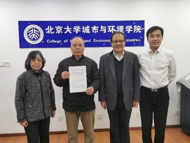 家屬代表接受侯仁之星命名公報和賀信.jpg